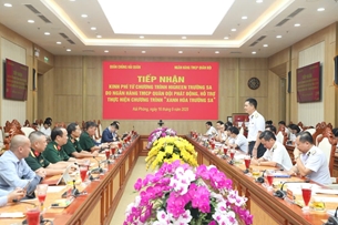 កងទ័ពជើងទឹកវៀតណាមទទួលប្រាក់ជំនួយពីកម្មវិធី "HiGreen Truong Sa"